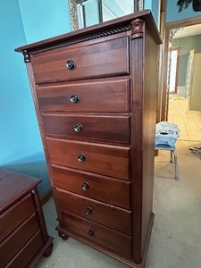 lot 79 image: Solid Wood Tall Dresser with 7 Drawers and Classic Design