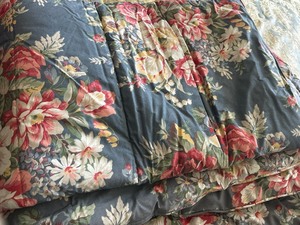 lot 85 image: Ralph Lauren Twin Floral Comforter with Multicolor Floral Design
