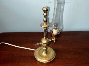 lot 89 image: Vintage Brass Electric Hurricane Lamp with Glass Chimney