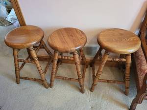 lot 738 image: Set of 3 Oak Wooden Bar Stools with Turned Legs