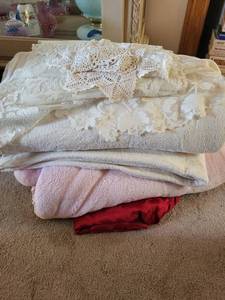 lot 743 image: Assorted Vintage and Lace Fabric Collection