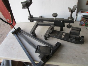 lot 100 image: Rifle Vises