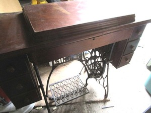lot 143 image: Antique Treadle Sewing Machine Cabinet, Singer