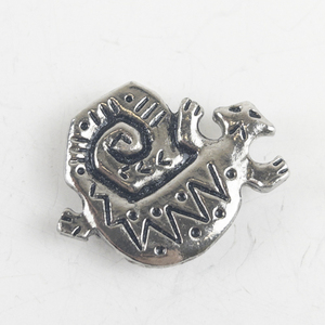lot 53 image: NONY New York  Gecko Southwestern Silver Tone Base Metal Botton Cover.