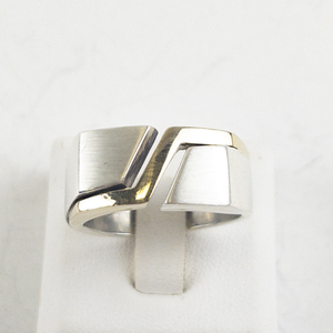 lot 76 image: Mens Modernist Two Tone Sterling Silver Band. Size 9.5 - 9.75.