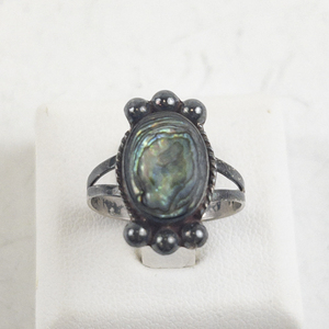 lot 79 image: Mexico (Unknown) Vintage Abalone Inlaid Sterling Silver Ring. Size 6.25 - 6.5.