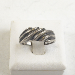 lot 83 image: Chapal-Zenray Wavy Sterling Silver Ring. Size 7 - 7.25.