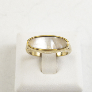lot 86 image: AVON Mother Of Pearl Gold Tone Base Metal Ring. Size 6.75 - 7.