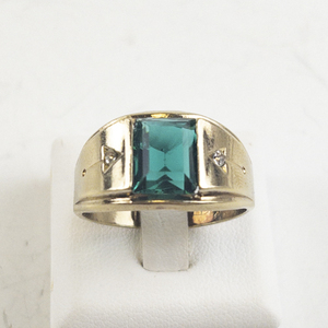 lot 93 image: Mens Green Stone Emerald Cut 18K HGE Ring. Size 11 - 11.25.
