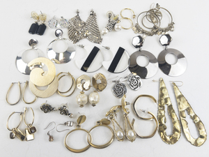 lot 170 image: Group of 20  Gold & Silver Tone Base Metal Earrings .