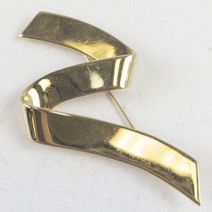 lot 172 image: Monet Zigzag Ribbon Gold Tone Base Metal Brooch .