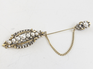 lot 182 image: Ornate Simulated Pearl & Rhinestone Gold Tone Base Metal Stick Pin With Clutch.