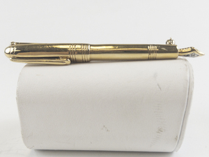 lot 190 image: Carolee Calligraphy Pen Gold Tone Base Metal Brooch .