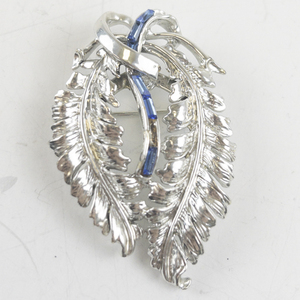 lot 204 image: Blue Ribbon Leaf Silver Tone Base Metal Brooch .