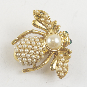 lot 207 image: Joan Rivers Pearl Bee Gold Tone Base Metal Brooch.
