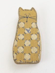 lot 213 image: Wooden Cat Brooch .