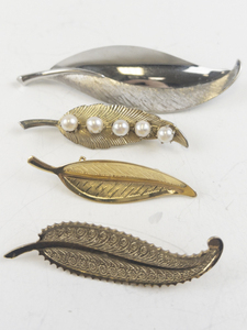 lot 220 image: Group of 4 Gold & Silver Tone Leaf base Metal Brooches .