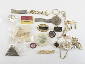 lot 222 image: Group of 18 Avon Gold & Silver Tone Base Metal Brooches.