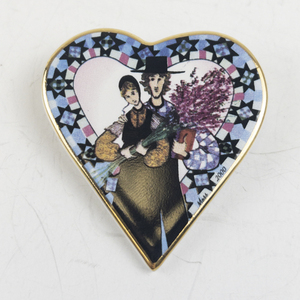 lot 226 image: P. Buckley Moss Socitey  Stars of Love #31040 Ceramic PendantMembership Pin.