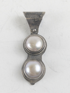 lot 228 image: Daniel  Double Pink Freshwater pearl Sterling Silver pendant (no chain).