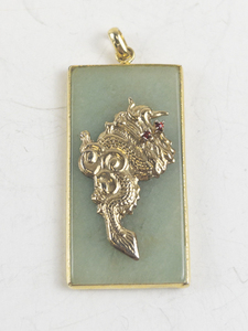 lot 232 image: Chinese Dragon Adventurine gold tone Base Metal pendant (no chain).