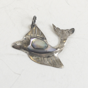 lot 234 image: Mexico (Unknown) Abaloe Inlay FishStingray Sterling Silver pendant (no chain).