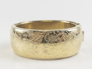 lot 258 image: Floral Etched Wide Gold Tone Base Metal Hinged Cuff Bracelet.