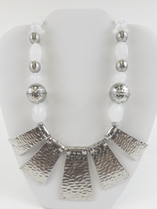 lot 323 image: White & Silver Tone Base Metal Statement Necklace.