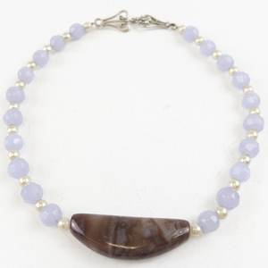 lot 335 image: Beautiful Agate & Lavender Colored Faceted Bead Pearl Necklace.
