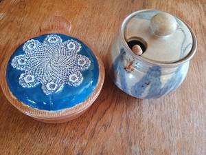 lot 22 image: Pottery Honey Pot & Soup Bowl wLid