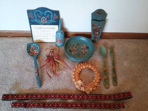 lot 33 image: Beautiful Blue Scandinavian Rosemaling & Wheat Weavings