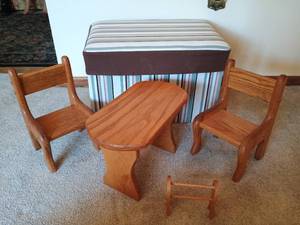 lot 36 image: Medium Bin w Cusioned Lid & Doll Furniture