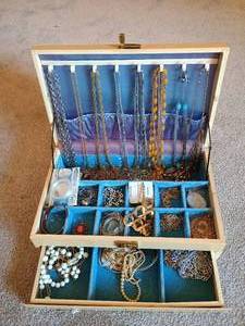lot 37 image: Jewelry Box w Costume Jewelry