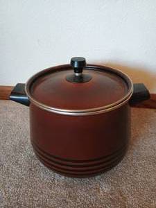 lot 39 image: West Bend Enamel Dutch Oven- Like New