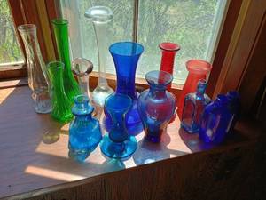 lot 54 image: Pretty Colored Vases & Bottles