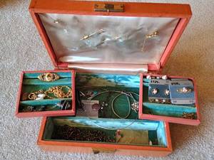 lot 55 image: Jewelry Box w Misc Jewelry