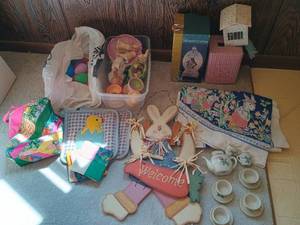 lot 57 image: Large Easter Decore Lot