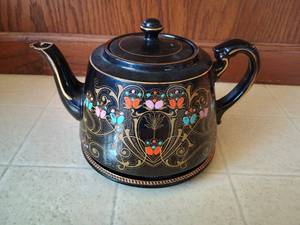 lot 89 image: Gibson Hoover & Sons Teapot w Trivet