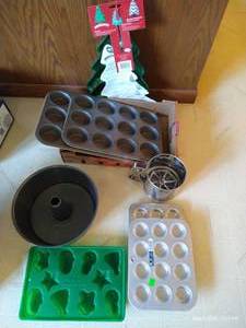 lot 92 image: Jello Molds, Muffin Tins, Sifter, Angel Food Pan, Etc