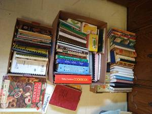 lot 104 image: Cookbooks & Recipe Cards