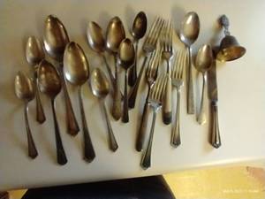 lot 107 image: Vintage Silverplate Pieces