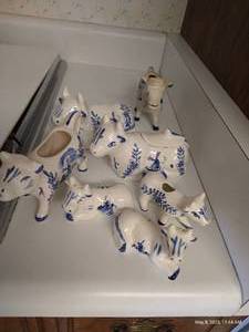 lot 120 image: Hand Painted Dutch- Style Cow Milk & Creamer, S&P, Toothpick Holder, Etc