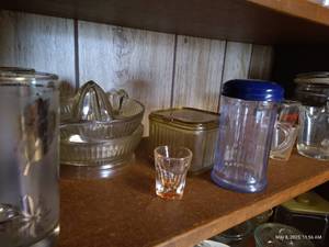 lot 125 image: Shelf w Vintage Lemon Squeezer, Pyrex Measuring Cups, Etc