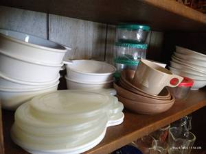 lot 126 image: Shelf w Pfaltzgraff Cereal Bowls, Pyrex w Lids & More