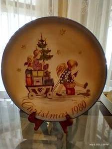 lot 194 image: Hummel Christmas Plate 1980