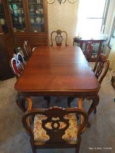 lot 206 image: Large Beautiful Wood Dining Table With 6 Chairs