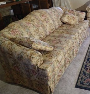 lot 207 image: Pretty Floral Sofa