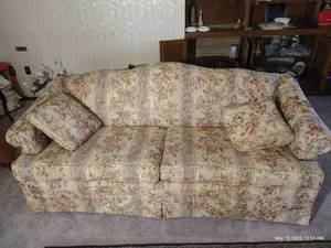 lot 210 image: Pretty Loveseat