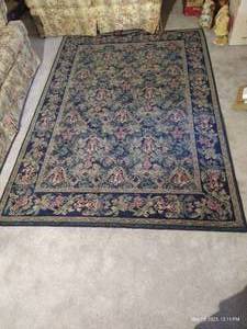 lot 213 image: Pretty Egyptian Olefin Rug