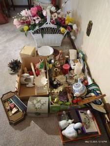 lot 214 image: Large Knick Knack Lot